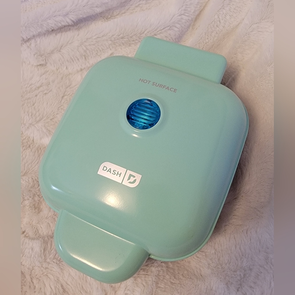 DASH Deluxe Egg Bite Maker with Silicone Molds